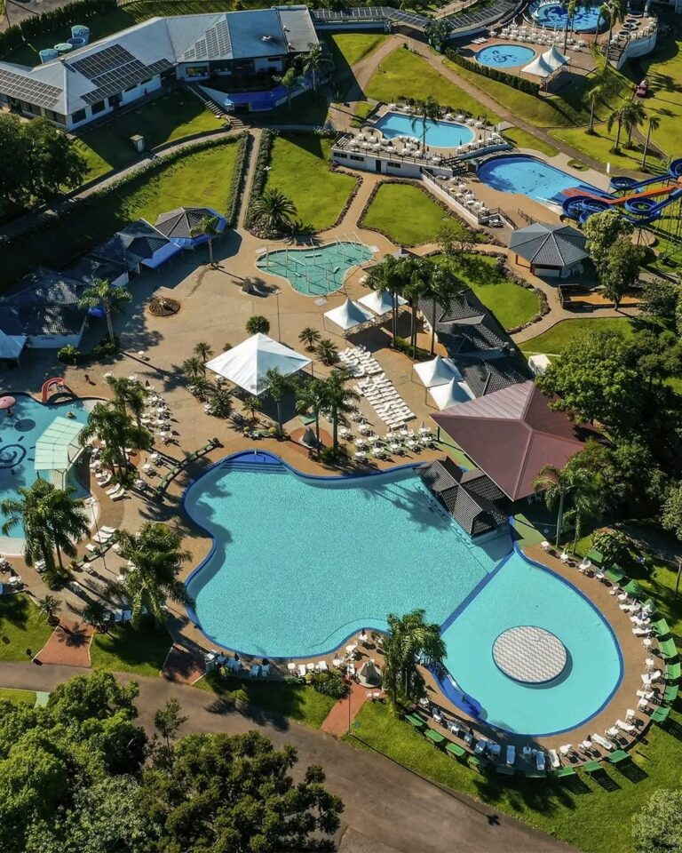 Vista aérea de complexo de lazer com piscinas termais azuis, tobogãs e infraestrutura de resort em Machadinho, Rio Grande do Sul.